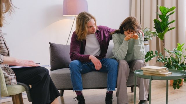 Terima dan Ekspresikan Emosi Anda! 12 Tips Mengatasi Rasa Sakit Setelah Suami Terbukti Selingkuh