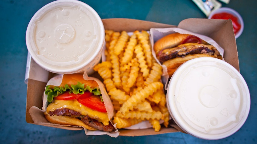 Makanan Berminyak pada Fast Food, Jenis, Dampak, dan Cara Mengatasinya