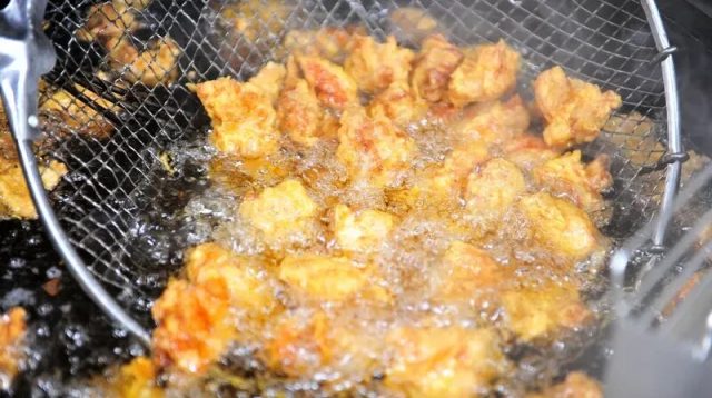 Gorengan dan Kesehatan, 5 Dampak dari Konsumsinya yang Berlebihan