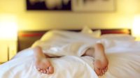 Bye-bye Insomnia! 8 Panduan Lengkap Mengatasi Masalah Tidur yang Sering Melanda Kaum Muda