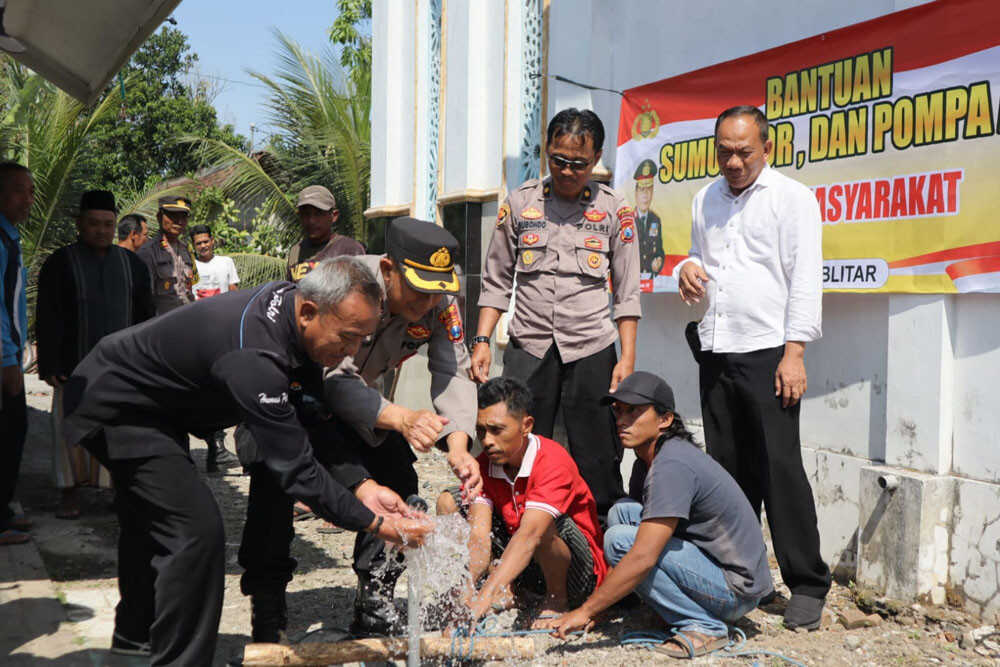 Peduli Kekeringan, Polres Blitar Berikan Bantuan Pompa Air