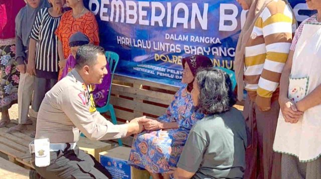 Satlantas Polres Nganjuk Gelar Baksos, Bareng Komunitas Pecinta Motor Honda Antik