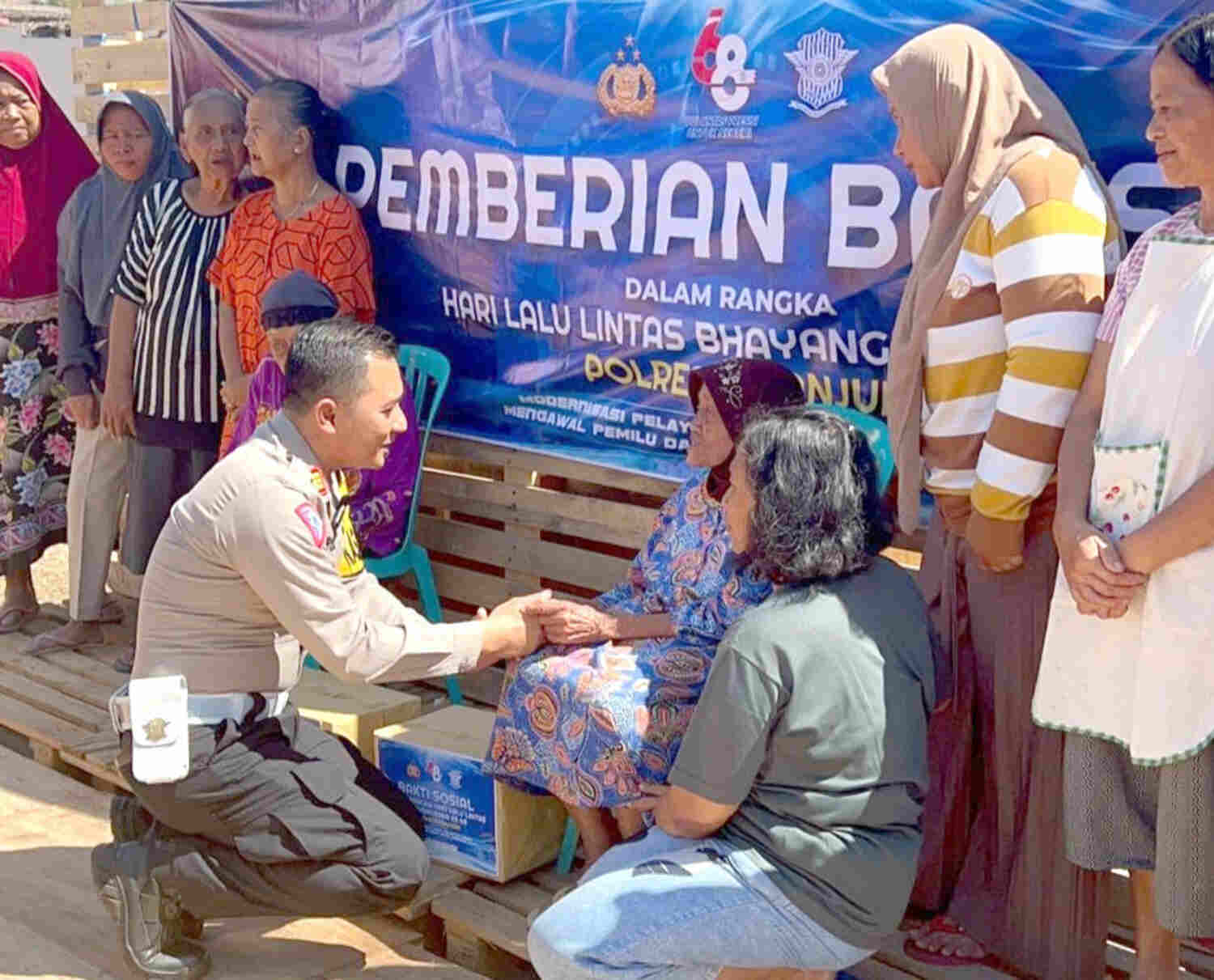 Satlantas Polres Nganjuk Gelar Baksos, Bareng Komunitas Pecinta Motor Honda Antik