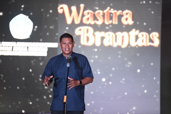 Brantas Acarita Tampilkan Peragaan Busana Wastra Brantas, Wali Kota Kediri Sebu Tenun Ikat Karya Luar Biasa