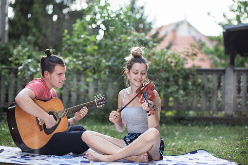 Mereka Bilang Cinta Buta, Namun Kencan Butuh Irama! Inilah 5 Inspirasi Kencan Bertema Musik