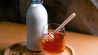 1694611959-ini-manfaat-madu-sebagai-antiseptik-alami 8 Peran Madu dalam Pengobatan Tradisional, Salah Satunya Berhubungan dengan Kesehatan Kulit