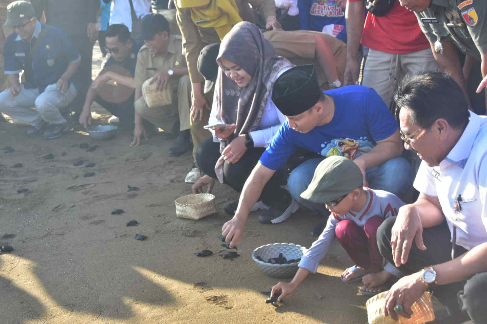 Edukasi dan Upaya Pelestarian Ekosistem Laut, Pemkab Trenggalek Gelar Festival Ucul-Uculan Tukik