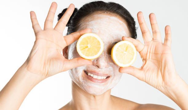 Masker Alami Putih Telur dan Lemon, Benarkah Bisa Mengencangkan Kulit Wajah?!
