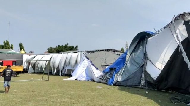 Tenda Stand Bulaga Jombang Ambruk Diterjang Angin Kencang