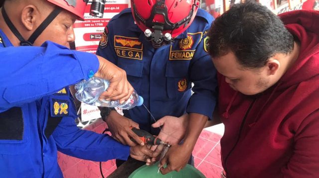 Petugas Damkar Trenggalek Keluarkan Cincin Minel