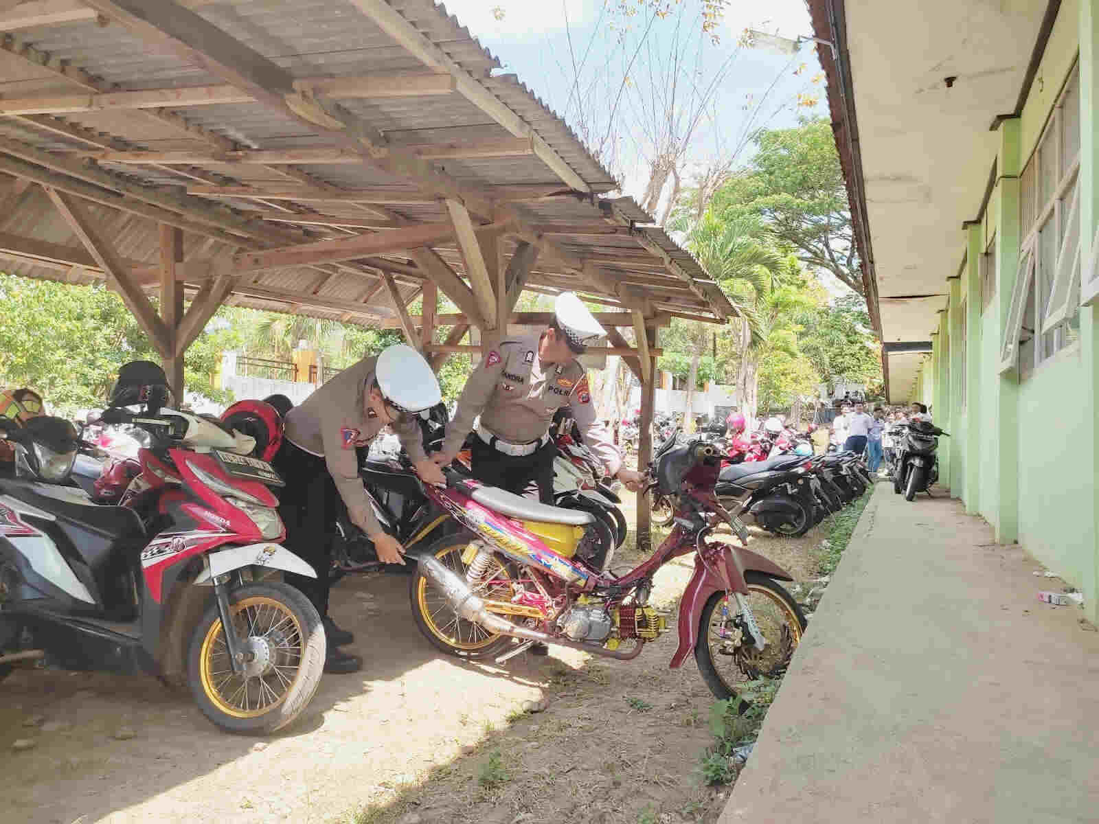 Satlantas Polres Trenggalek Razia Parkir Sekolah, Pengunaan Pakai Ban Cacing dan Knalpot Brong Ditilang