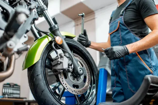 Awas Jalanan Licin! Lakukan 8 Tips Perawatan Motor Ini Selama Musim Hujan Tiba