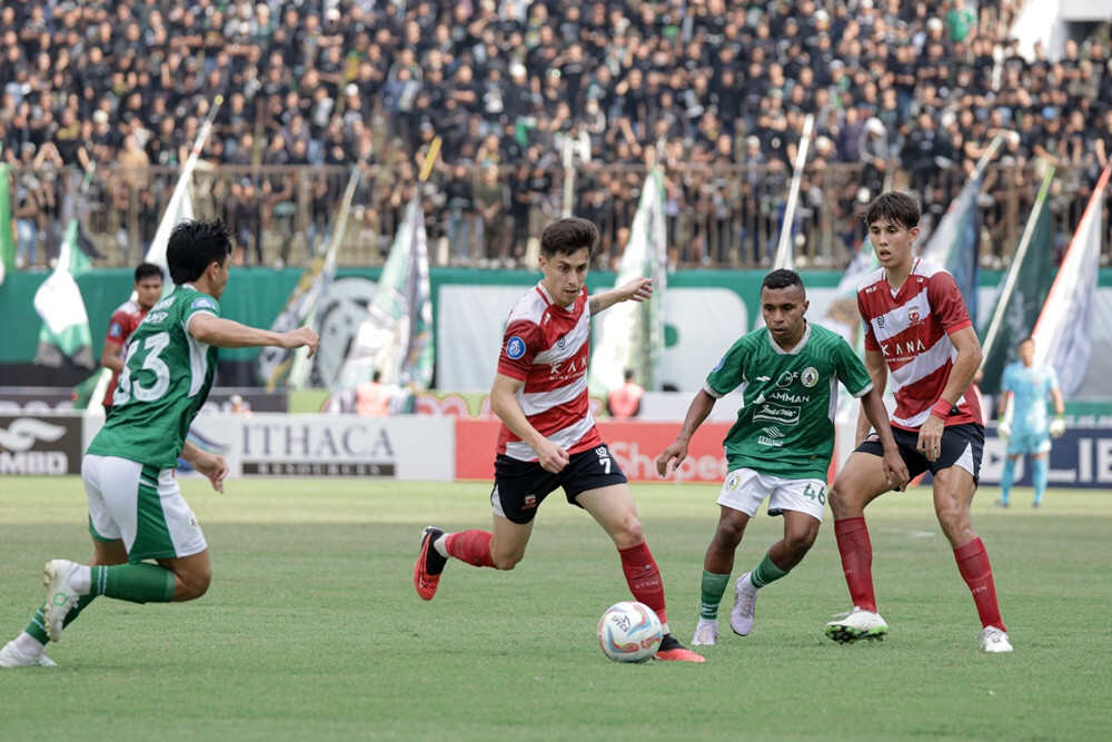Madura United FC Kokoh di Puncak Klasemen BRI Liga 1, Satu Pemain Kolabs “Dihantam” Bola Pemain PSS Sleman