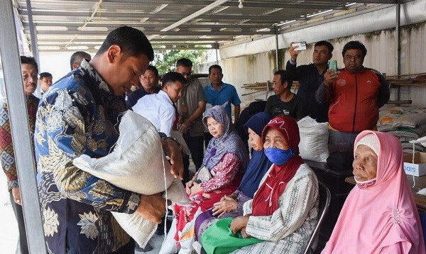 Wali Kota Kediri Serahkan Bantuan Pangan Beras pada Ribuan Penerima Manfaat