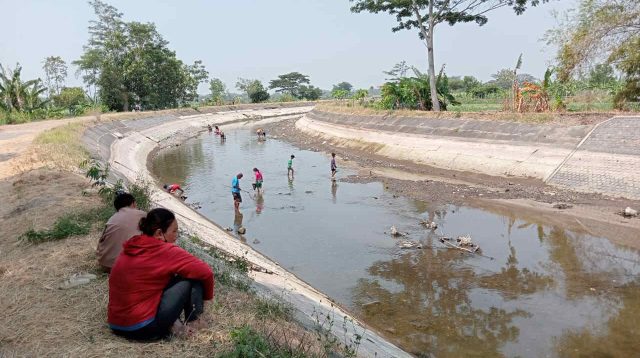 Dikeluhkan Warga, Bau Busuk Timbul dari Aliran Cabang Sungai Brantas Desa Plosorejo, Kabupaten Kediri, Ini Penyebabnya?
