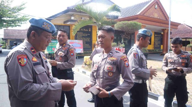 Cek Kelengkapan Identitas, Kapolres Blita Kota Periksa Dompet Anggota