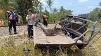 Terobos Perlintasan KA di Blitar, Pikap Muatan Pipa Hancur