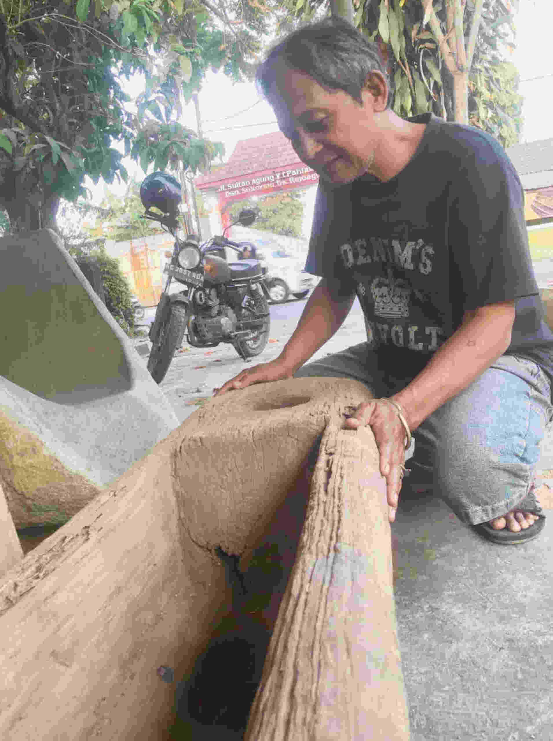 Sugeng, Pengoleksi Lesung, Gambaran Gotong Royong Warga Pedesaan Yang Sudah Sirna