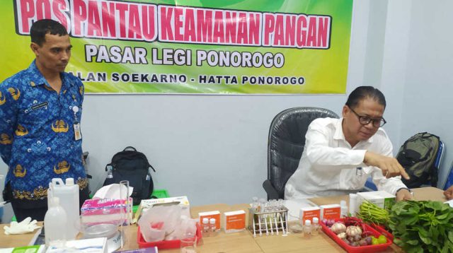 Bapanas Turun Gunung, Cek Keamanan Pangan di Pasar Legi Ponorogo