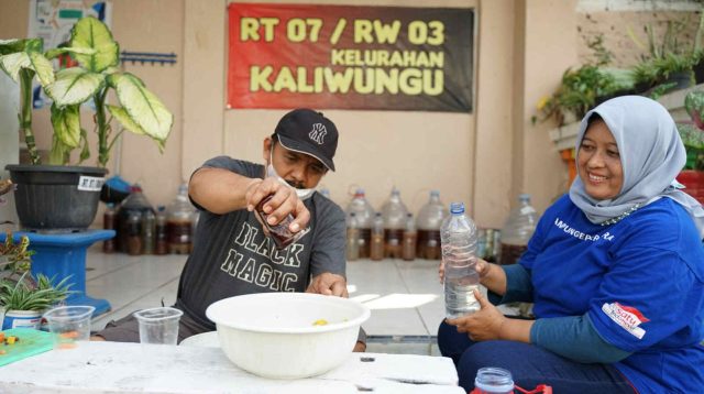 Peduli Lingkungan Warga Kaliwungu Jombang Buat Pupuk Cair Ekoenzim