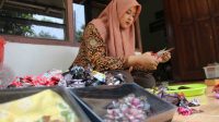 Sulap Kain Perca Jadi Aksesoris, Pelanggan Kerajinan Tangan Warga Jatirejo Jombang Sampai Bali