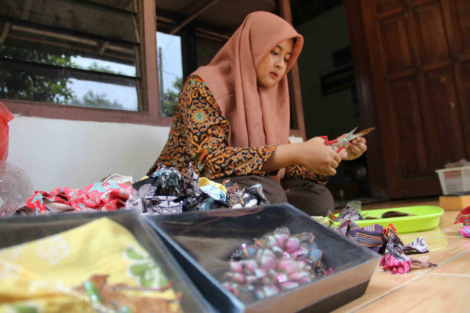 Sulap Kain Perca Jadi Aksesoris, Pelanggan Kerajinan Tangan Warga Jatirejo Jombang Sampai Bali