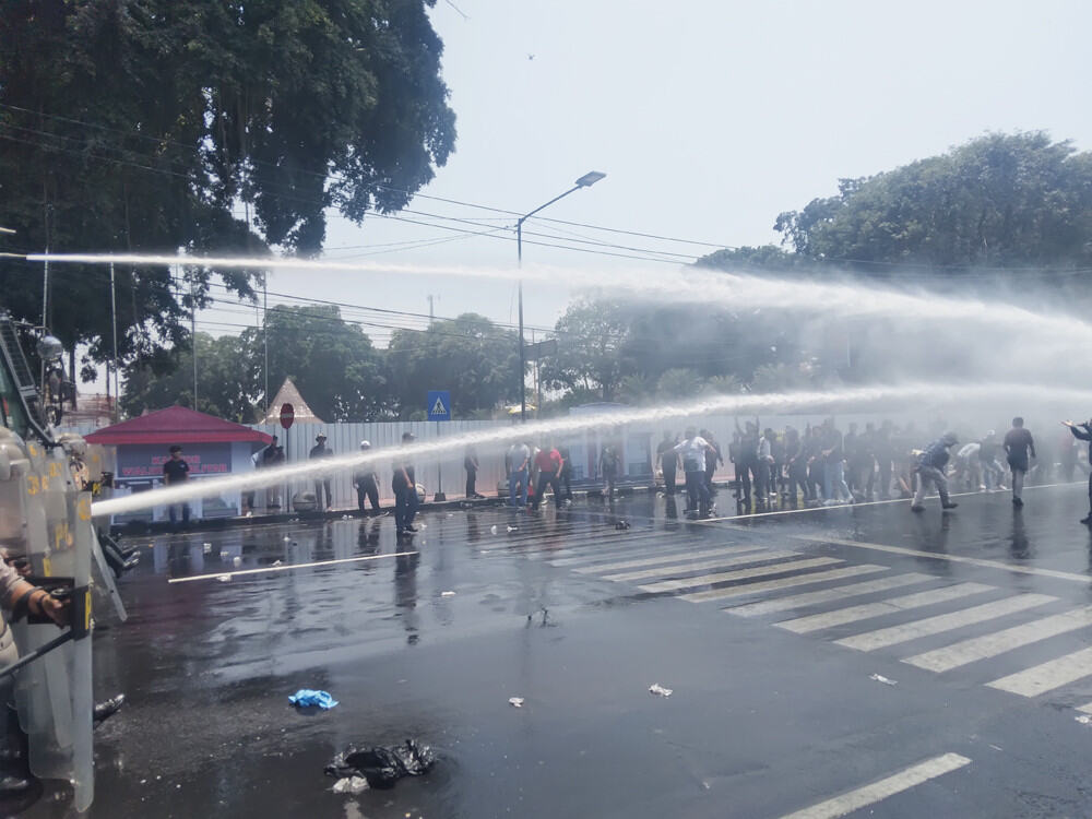 warnai Ketegangan, Penjarah Toko Emas Dilumpuhkan