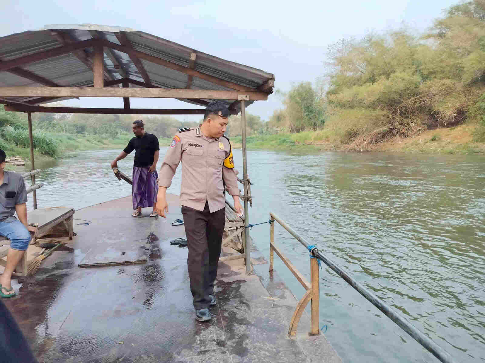 Mandi di Sungai Brantas Kediri, Pemuda Jawa Tengah Hanyut