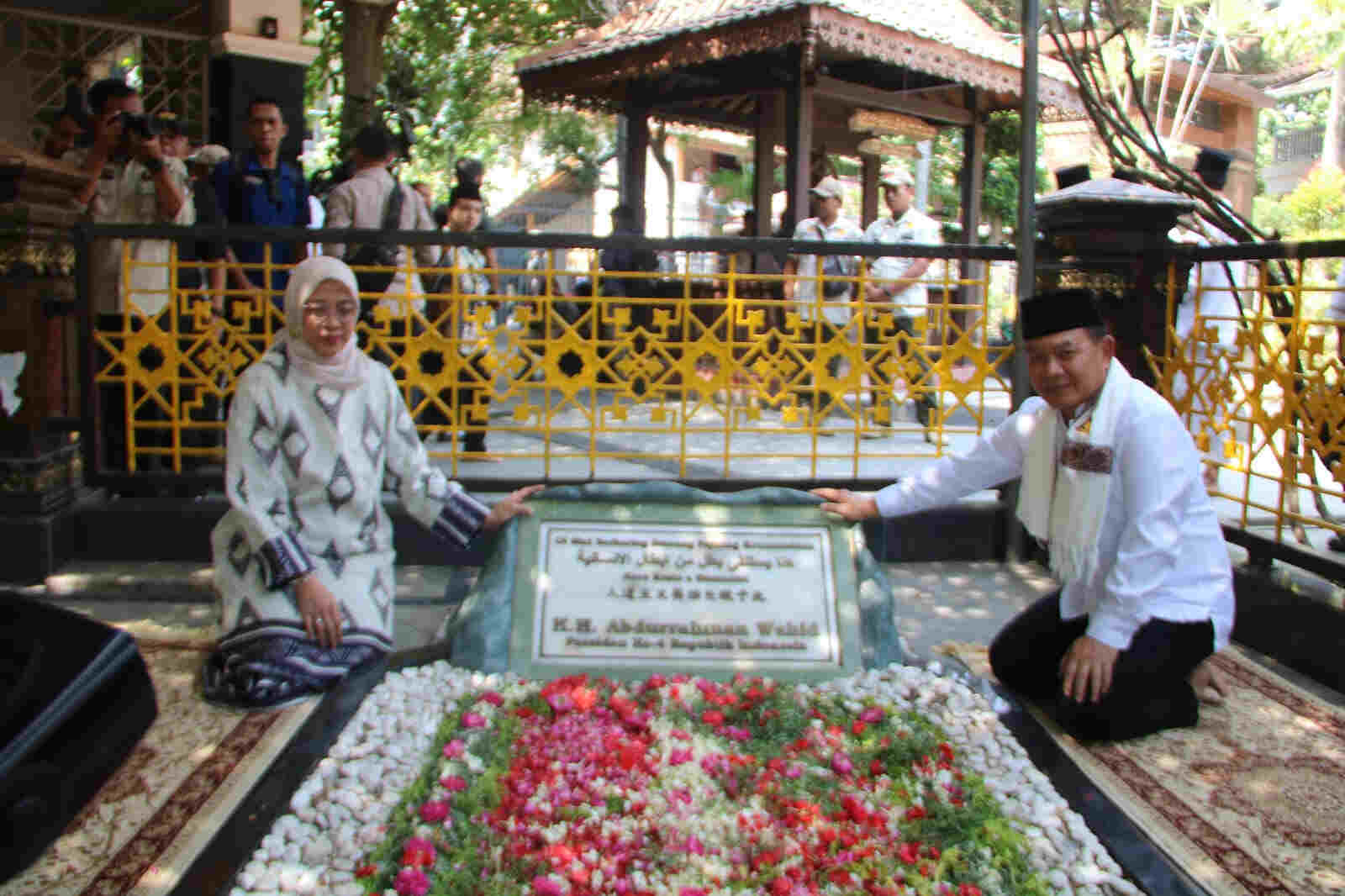 Kunjungi Sejumlah Ponpes di Jombang, KSAD Serahkan Bantuan Kendaraan