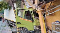 Sopir Mengantuk, Truk Box Tabrak Rumah di Kediri