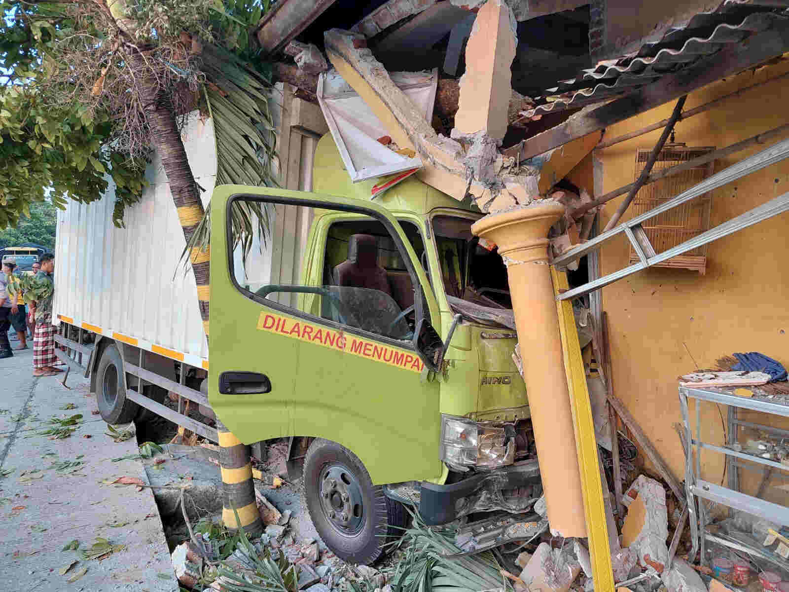 Sopir Mengantuk, Truk Box Tabrak Rumah di Kediri