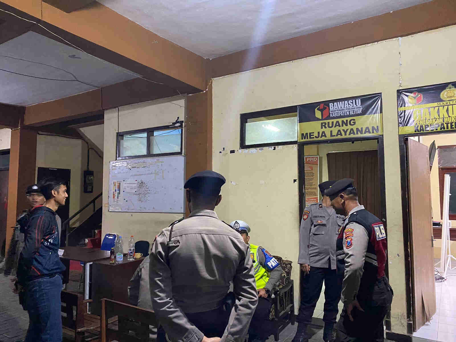 Patroli Operasi Mantap Brata, Polisi Sambangi Bawaslu Blitar