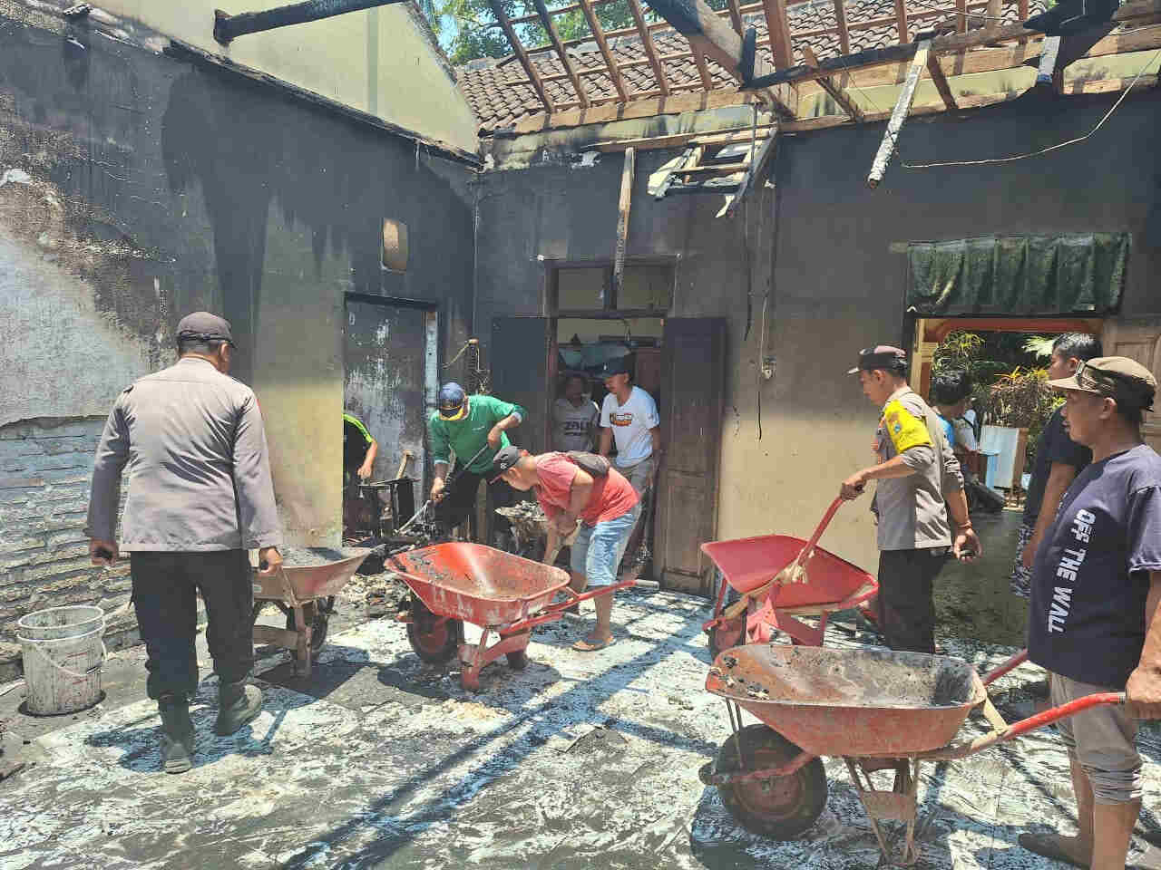 Ditinggal Kerja, Rumah di Blitar Ludes Dilalap Api