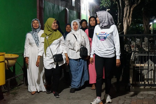Gowes Bareng Makam Auliya' Bersama LPMK Kelurahan Ngampel, Bunda Fey Peringati Hari Santri Nasional
