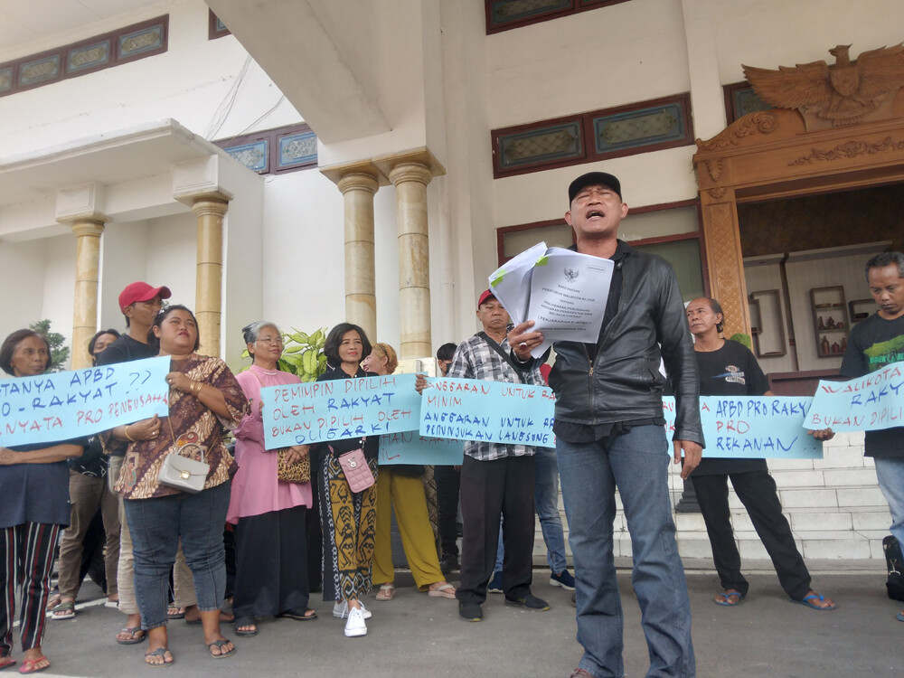 Permidator Luruk Dewan Kota Blitar, Tagih Janji Rombong Jualan