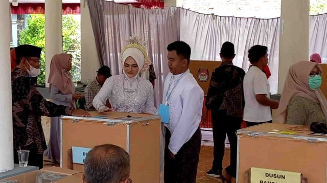 Pasangan Berpakaian Pengantin di Trenggalek Langsung Ikut Coblosan Pascaijab