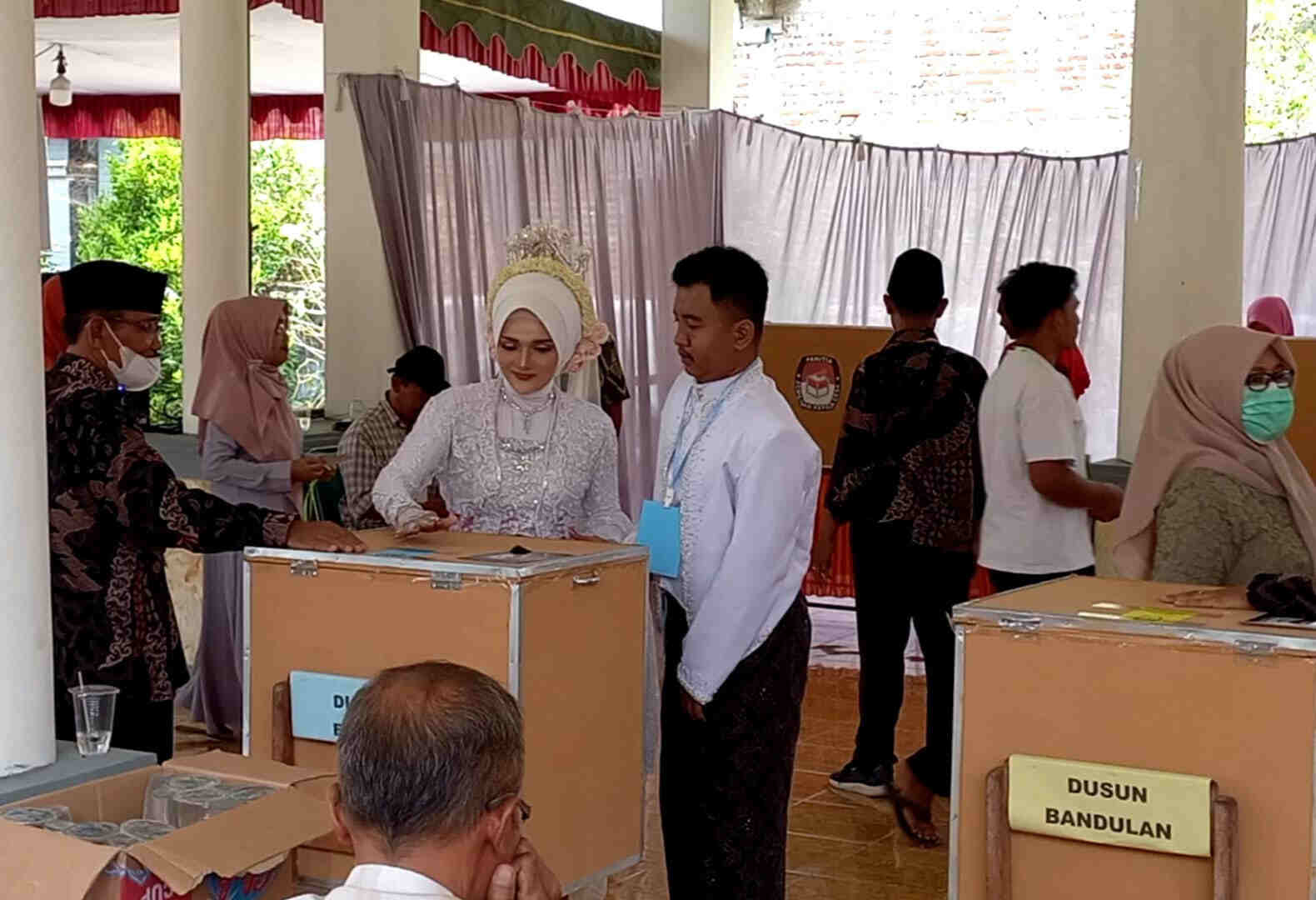 Pasangan Berpakaian Pengantin di Trenggalek Langsung Ikut Coblosan Pascaijab