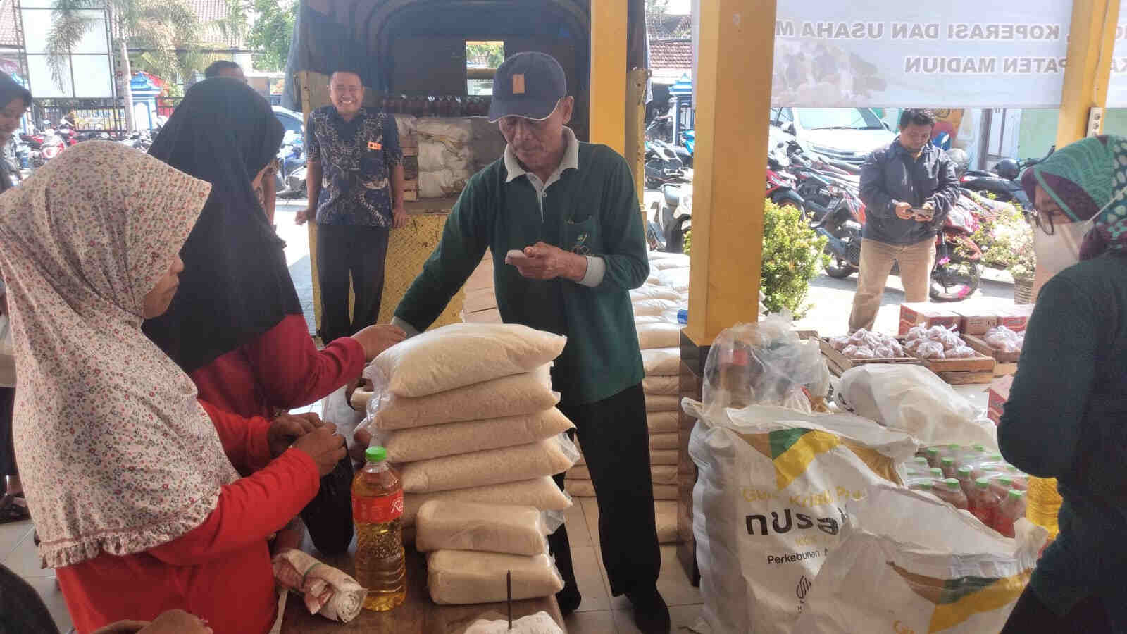 Tingkat Kemiskinan Tinggi, Disperindagkop UM Kabupaten Madiun Gelar Operasi Pasar Murah