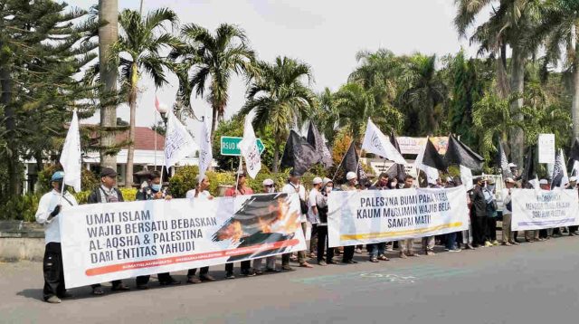 Serukan Bela Palestina, Aliansi Umat Islam Kota Kediri Gelar Orasi di Bundaran Taman Sekartaji