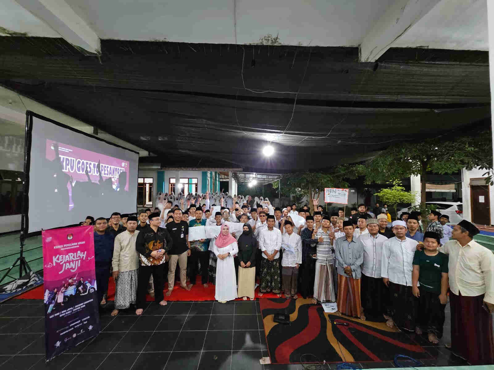 Peringatan HSN, KPU Kabupaten Kediri Nonton Bareng Film "Kejarlah Janji" Bersama Santri