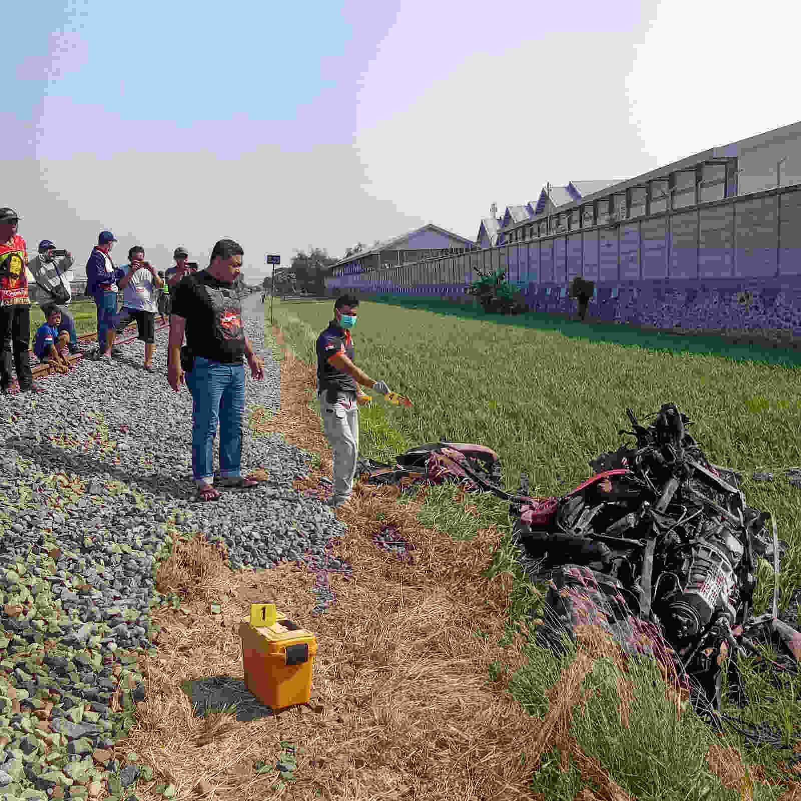 Terseret Ratusan Meter Setelah Tabrak Kereta Api, Sopir dan Kernet Dump Truk Luka-luka