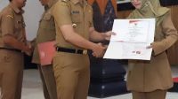 1698685023-mas-ipin-menyerahkan-sk-purna-tugas Ratusan ASN di Kabupaten Trenggalek Purna Tugas, Ini Harapan Bupati Trenggalek