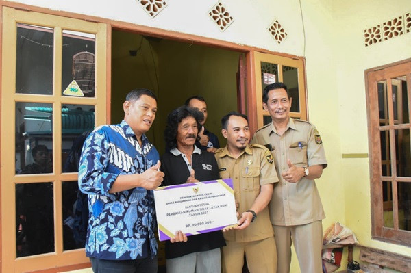 Wali Kota Kediri Serahkan Bantuan Sosial RTLH, Sebanyak Empat Rumah di Kelurahan Ngadirejo Jadi Lebih Nyaman