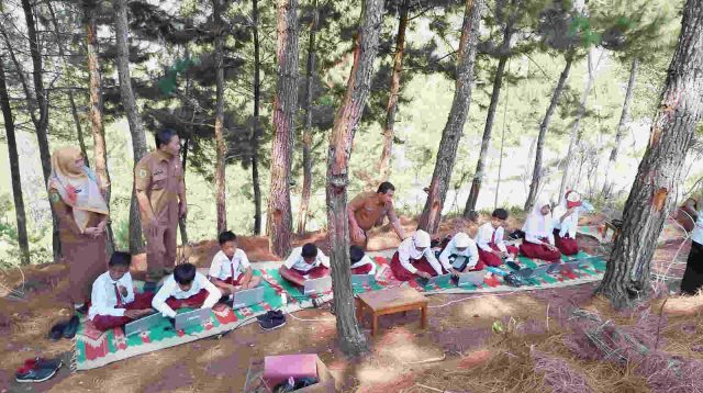Sulit Sinyal, Puluhan Siswa SDN 2 Dompyong Kecamatan Bendungan Trenggalek ANBK di Hutan Pinus