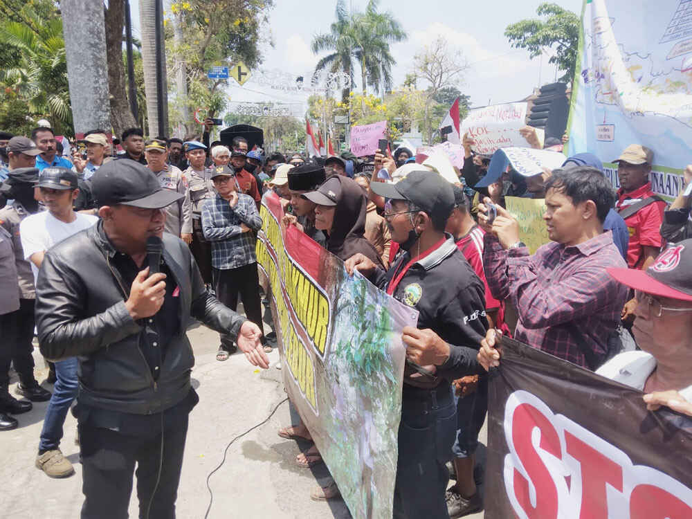 Title: Ribuan Petani SPJSM Blitar Demo Perhutani, Tuntut Tindak Mafia Lahan