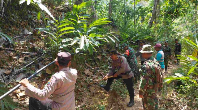 Atasi Kekeringan di Trenggalek, Polisi dan Tentara Bantu Pemasangan Pipa Air 2 Kilometer