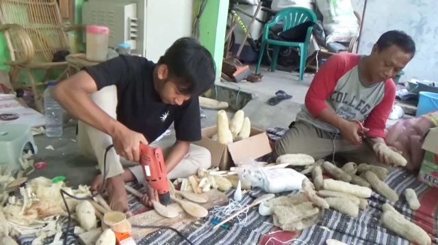 Kreatif, Lutfil Hakim Warga Desa Denanyar Jombang Olah Gambas Dijadikan Peralatan Mandi, Lebih Ramah Lingkungan
