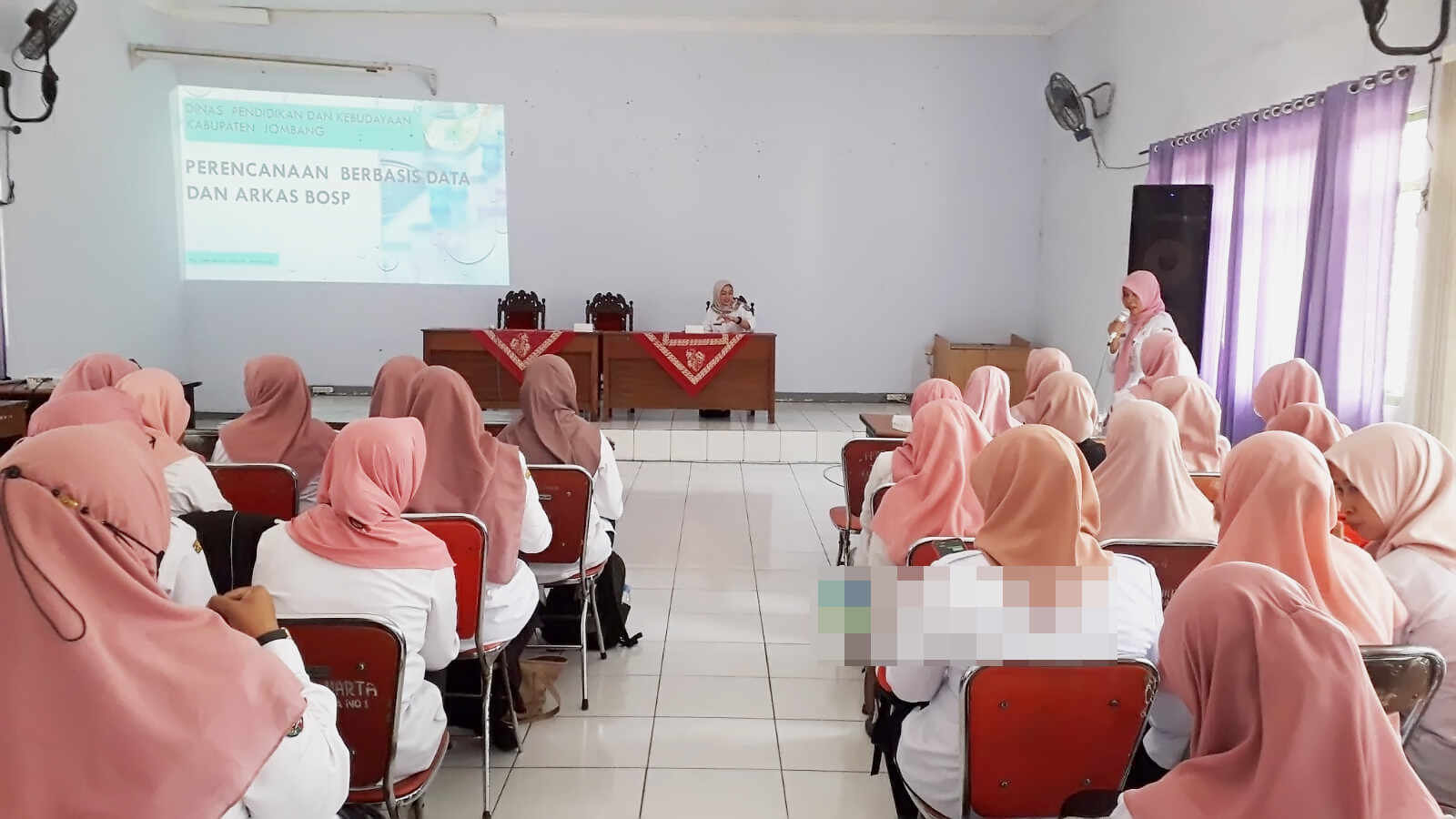 Puluhan Bendahara dan Operator BOS Sekolah di 2 Kecamatan Ikuti Sosialisasi Bimtek PBD dan ARKAS BOSP Disdikbud Jombang