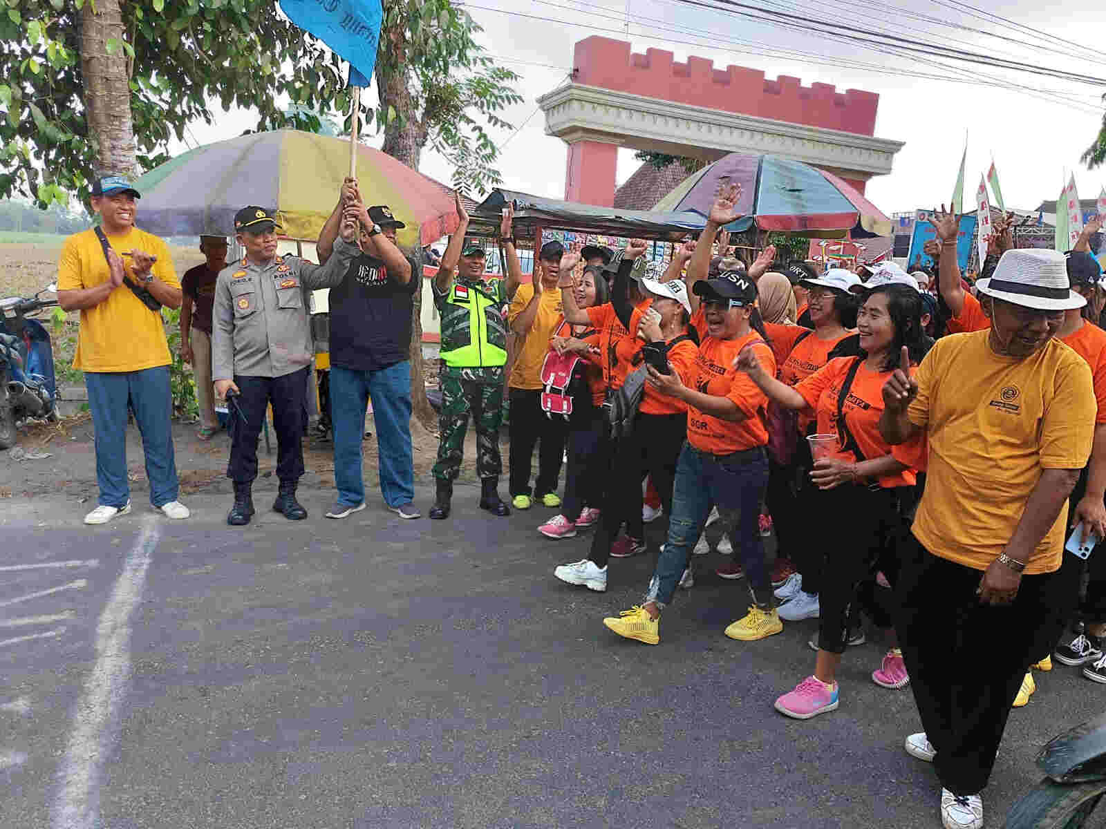 Jalan Santai Sambut Hari Pahlawan Kecamatan Ringinrejo Diikuti Ribuan Peserta