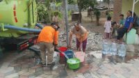 1699363006-warga-antre-dropping-air-bersih Debit Sumur Susut, Dua Kelurahan di Kota Blitar Krisis Air Bersih